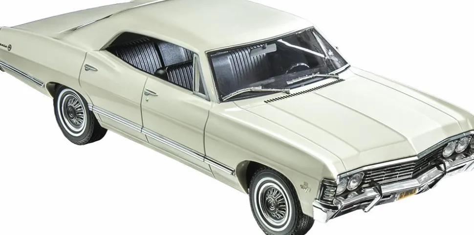 Artisan Collection - 1967 White Chevrolet Impala 1:18 Scale Die Cast Replica