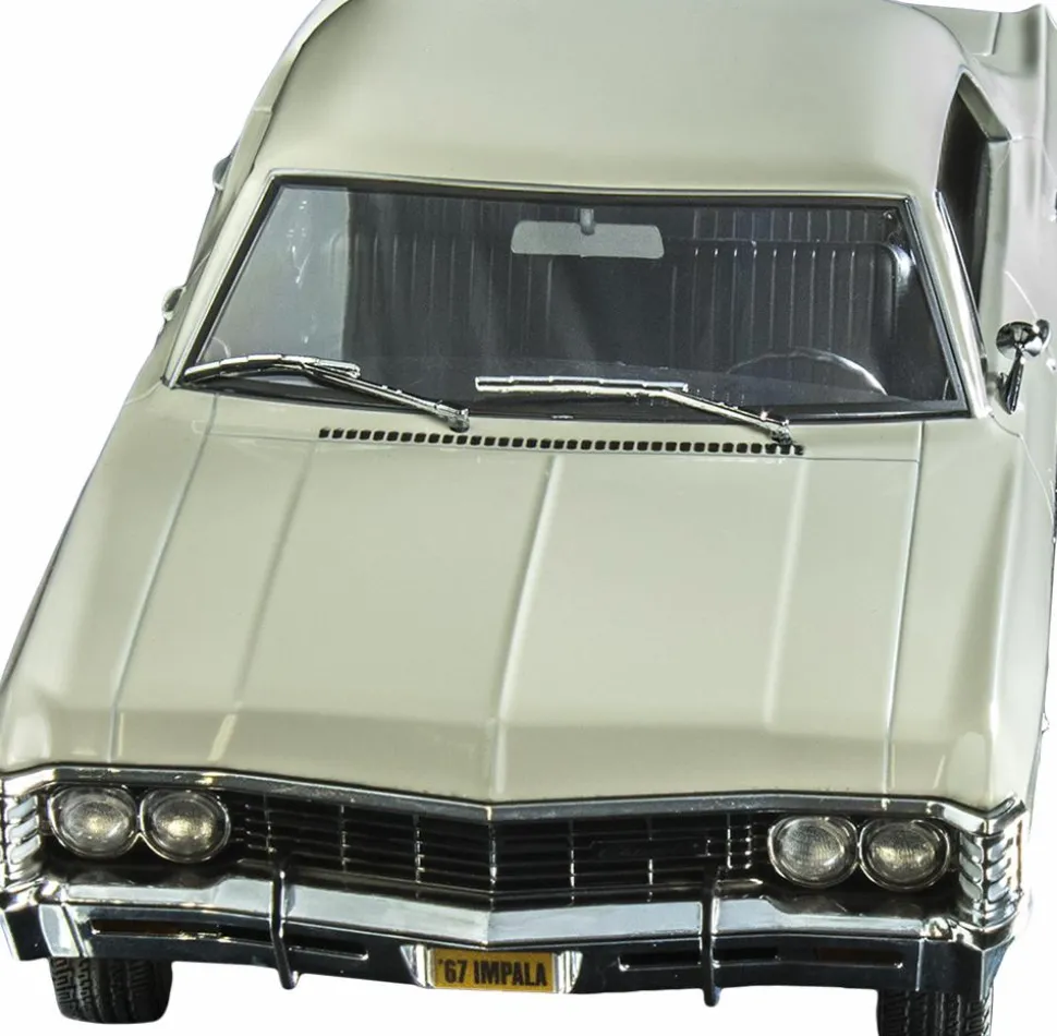 Artisan Collection - 1967 White Chevrolet Impala 1:18 Scale Die Cast Replica