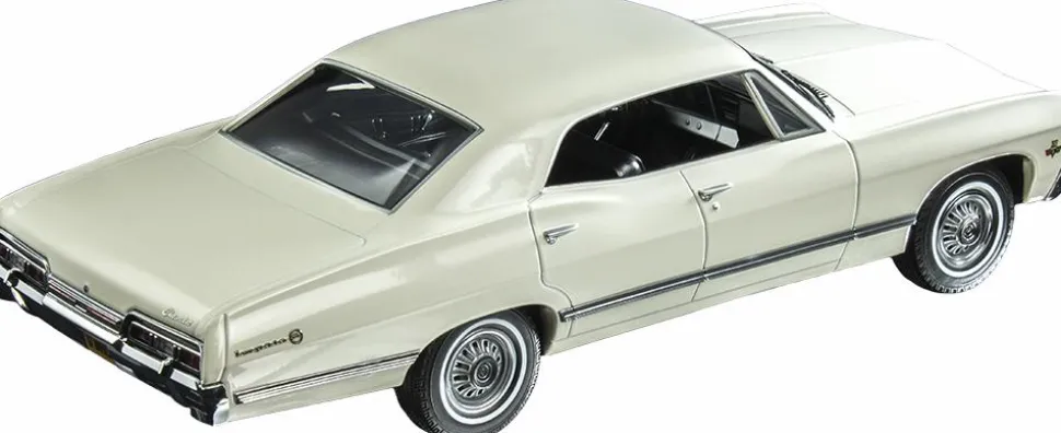 Artisan Collection - 1967 White Chevrolet Impala 1:18 Scale Die Cast Replica