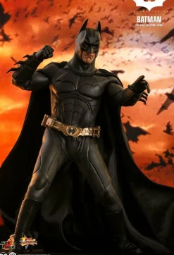 Batman Begins - Batman 1/6th Scale Hot Toys Action Figure