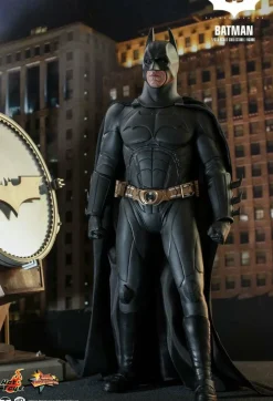 Batman Begins - Batman 1/6th Scale Hot Toys Action Figure