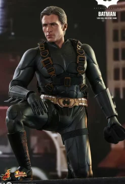 Batman Begins - Batman 1/6th Scale Hot Toys Action Figure