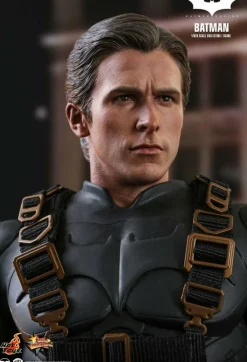 Batman Begins - Batman 1/6th Scale Hot Toys Action Figure