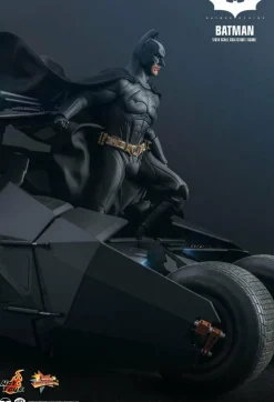 Batman Begins - Batman 1/6th Scale Hot Toys Action Figure