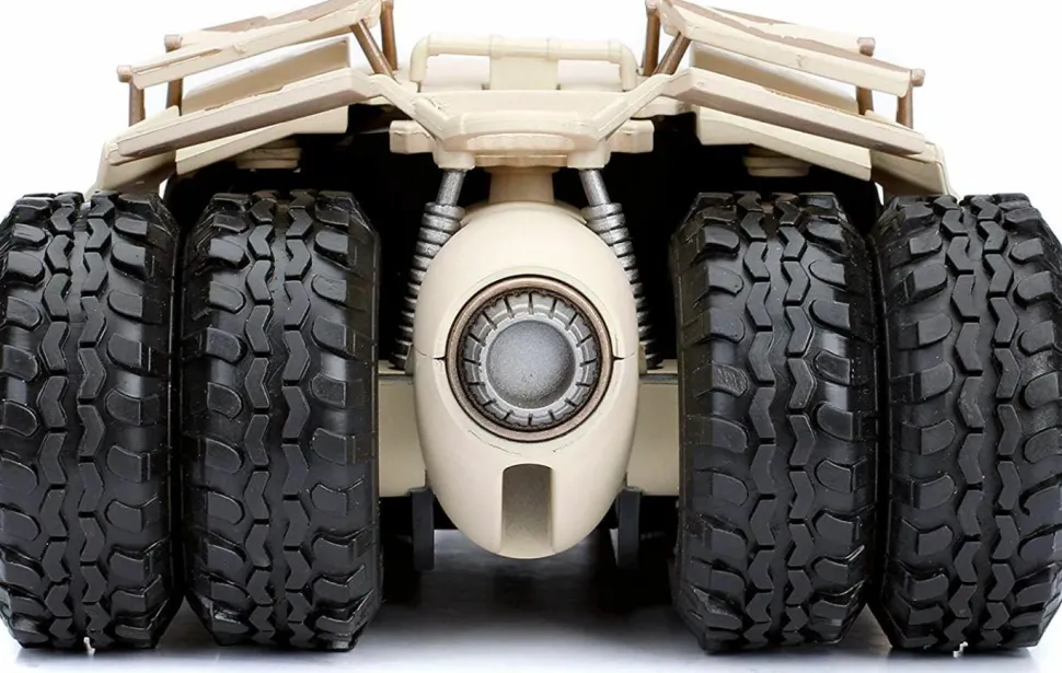 Batman: The Dark Knight - Batman with Camouflage Batmobile Tumbler 1/24th Scale Hollywood Rides Die-Cast Vehicle Replica
