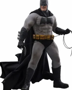 Batman: The Dark Knight Returns - Batman 1/6th Scale Hot Toys Action Figure