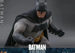 Batman: The Dark Knight Returns - Batman 1/6th Scale Hot Toys Action Figure