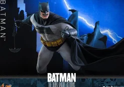 Batman: The Dark Knight Returns - Batman 1/6th Scale Hot Toys Action Figure