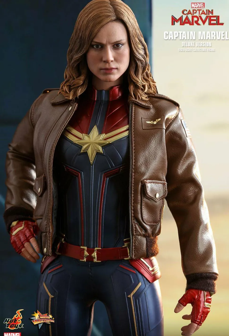 Captain Marvel (2019) - Captain Marvel Deluxe 1/6th Scale Hot Toys Action Figure (Int Sales Only)