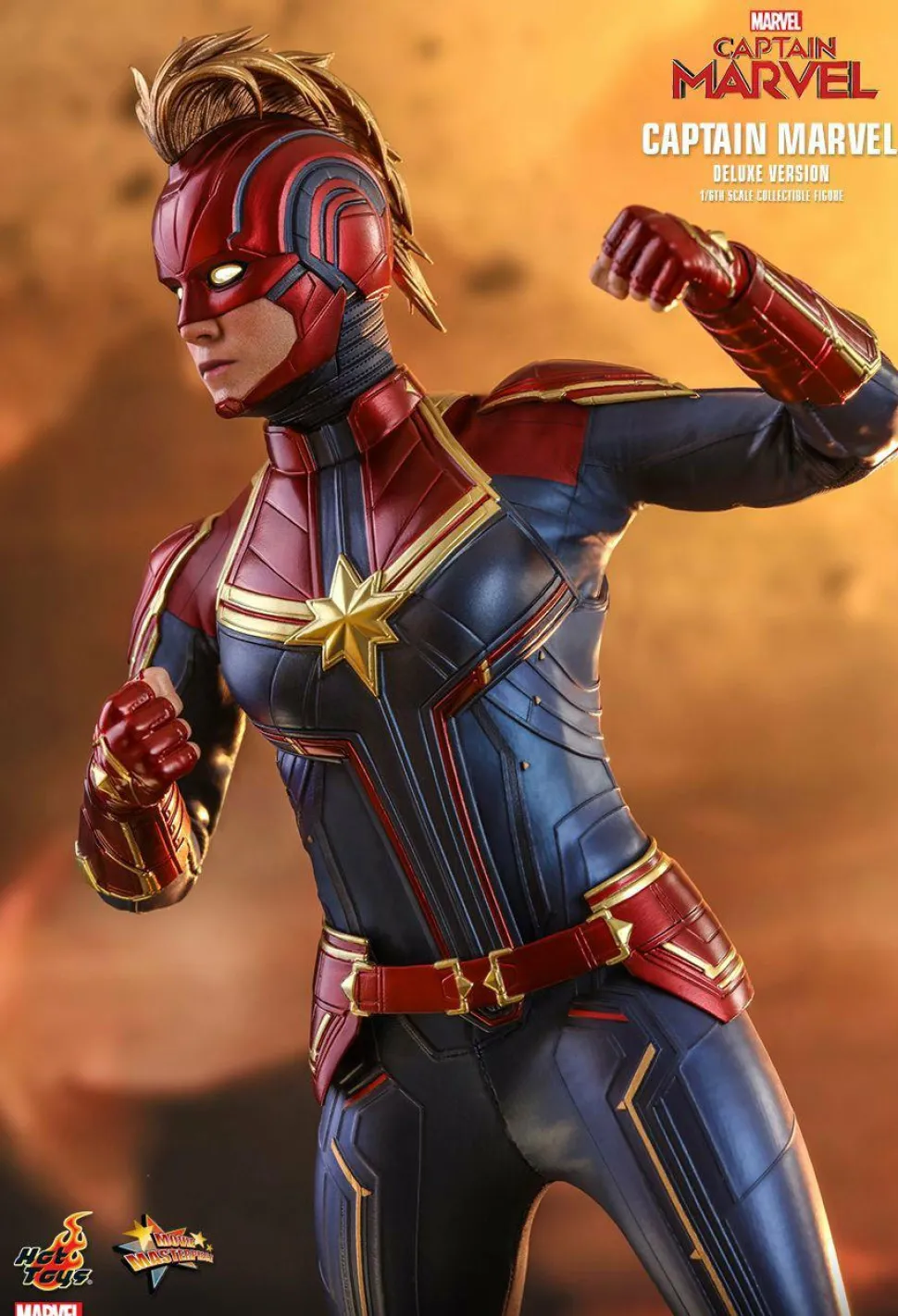 Captain Marvel (2019) - Captain Marvel Deluxe 1/6th Scale Hot Toys Action Figure (Int Sales Only)
