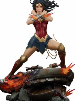 DC Comics - Wonder Woman Saving the Day Premium Format Statue
