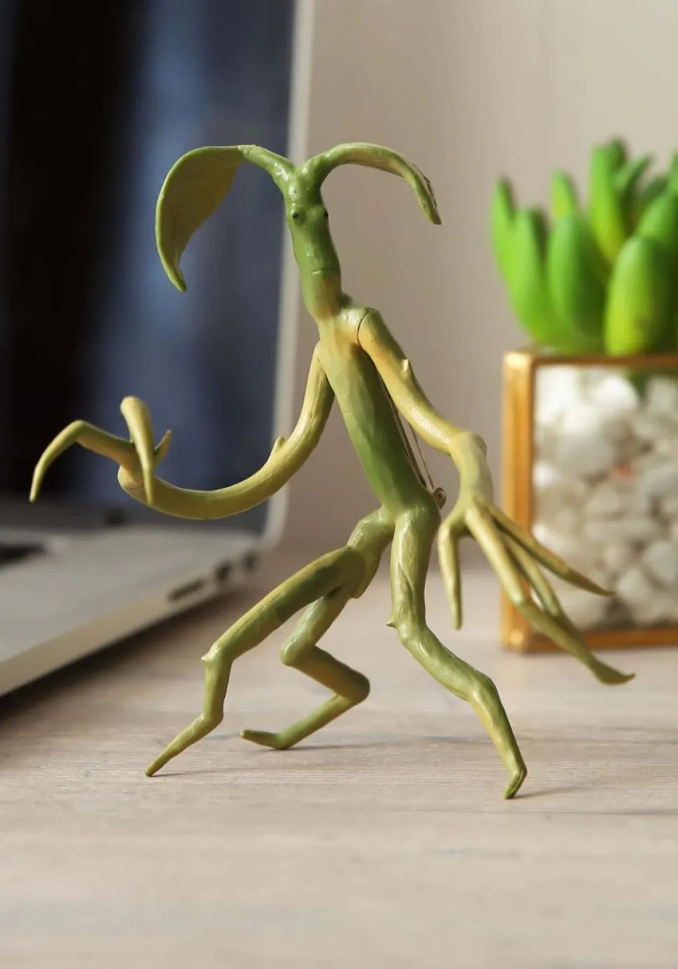 Fantastic Beasts and Where to Find Them - Pickett Bowtruckle Pin Pendant