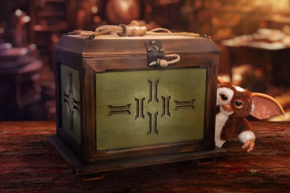 Gremlins - Gizmo with Mogwai Box Scaled Replica