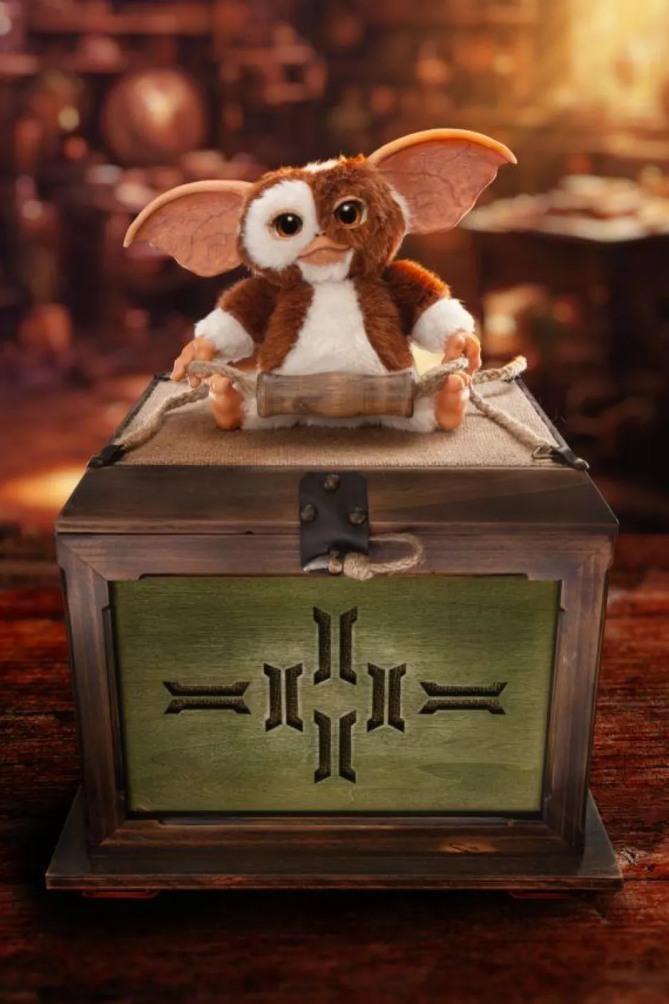 Gremlins - Gizmo with Mogwai Box Scaled Replica