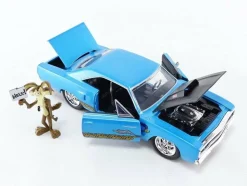 Looney Tunes - Wile E. Coyote with 1970 Plymouth Road Runner Hollywood Rides 1/24th Scale Die-Cast Vehicle Replica