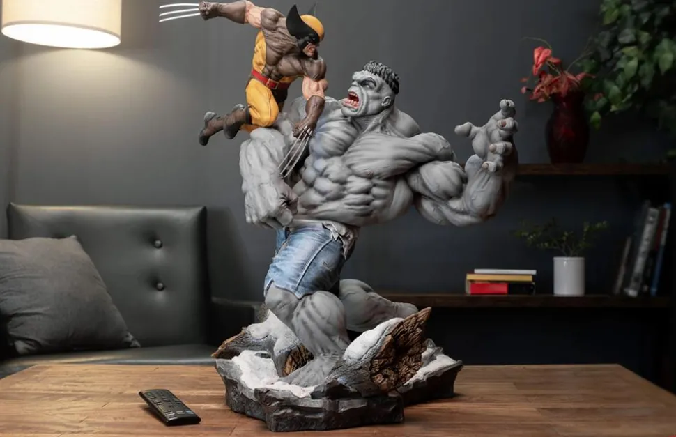 Marvel - Grey Hulk vs. Wolverine 23" Maquette Statue