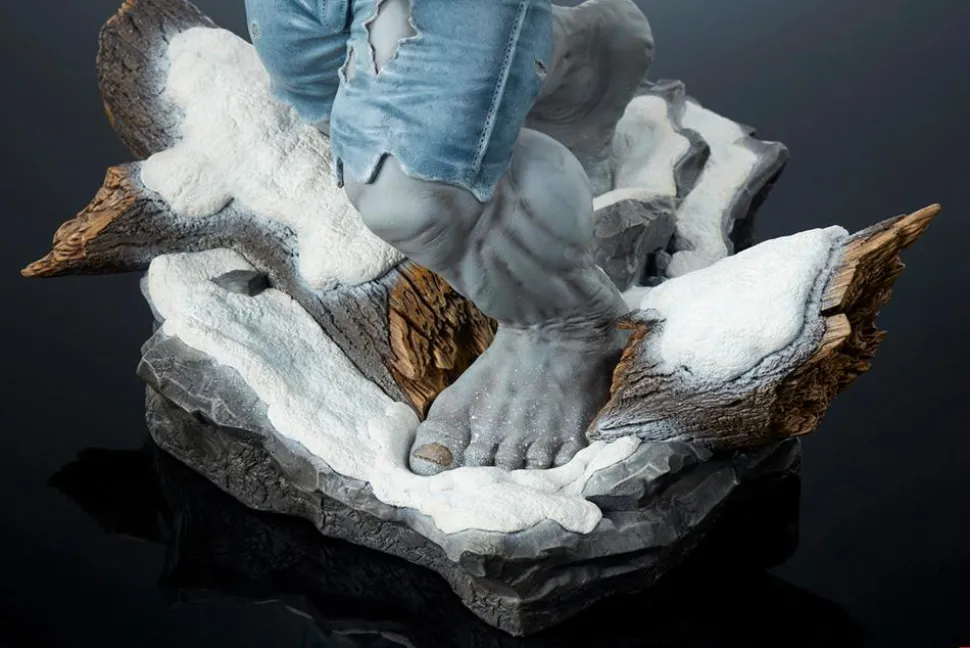 Marvel - Grey Hulk vs. Wolverine 23" Maquette Statue