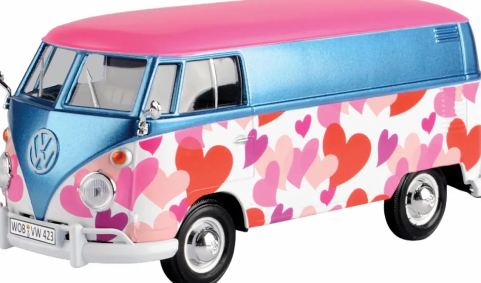 Motormax - Volkswagen Type 2 (T1) Bus (Love Decal) Volkswagen Collection 1/24th Scale Die-Cast Vehicle Replica