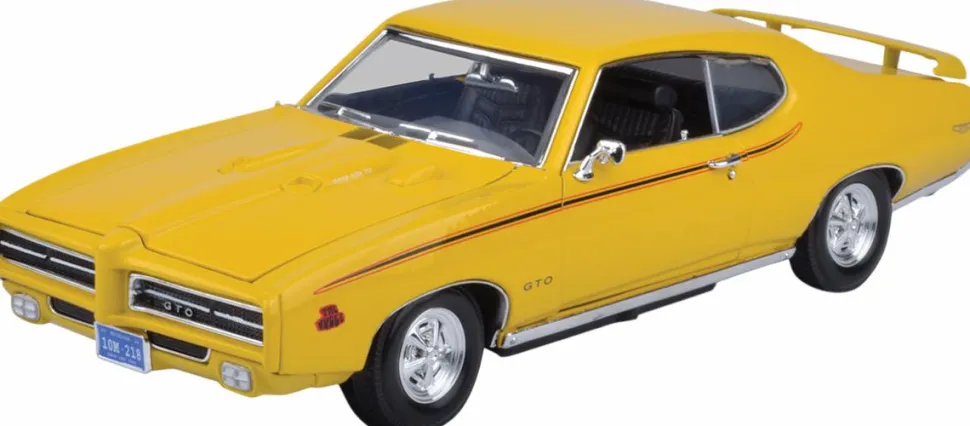 Motormax - Yellow 1969 Pontiac GTO Judge Timeless Legends Collection 1/18th Scale Die-Cast Vehicle Replica