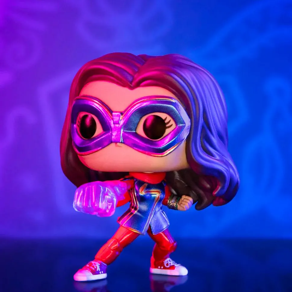 Ms. Marvel (2022) - Ms. Marvel with Light Arm Pop! Vinyl Figure in Acrylic Pop! Protector (Funko / Popcultcha Exclusive)