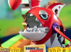 Sonic the Hedgehog - Sonic the Hedgehog vs Chopper 11” Diorama Statue