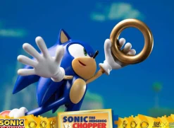 Sonic the Hedgehog - Sonic the Hedgehog vs Chopper 11” Diorama Statue