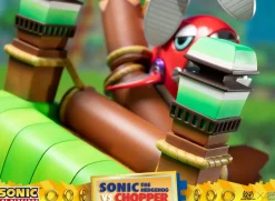 Sonic the Hedgehog - Sonic the Hedgehog vs Chopper 11” Diorama Statue