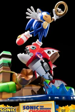 Sonic the Hedgehog - Sonic the Hedgehog vs Chopper 11” Diorama Statue