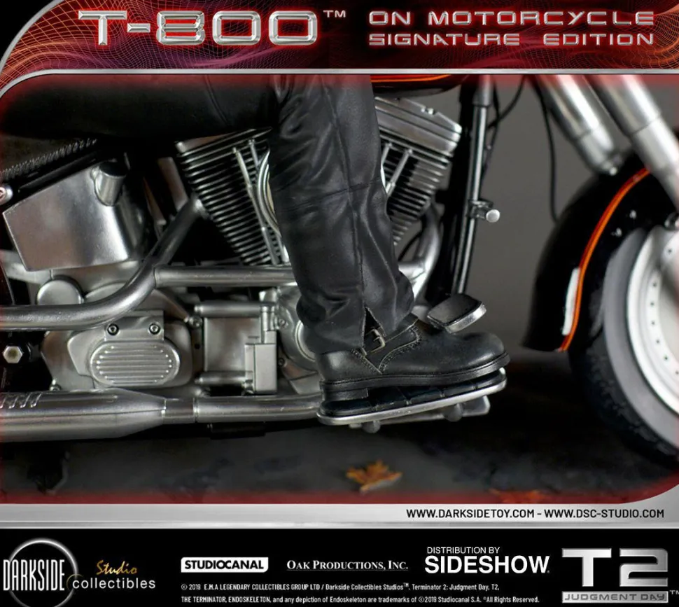 Terminator 2: Judgment Day - T-800 on Motorcycle 1/4 Scale Diorama Statue