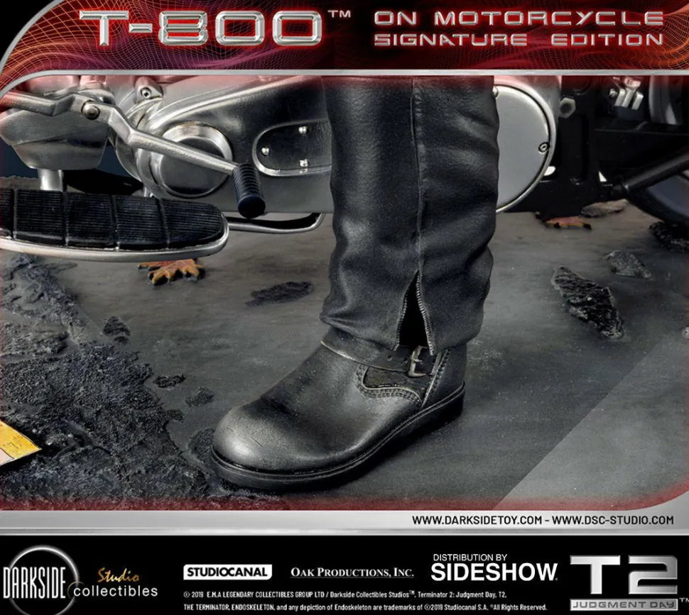 Terminator 2: Judgment Day - T-800 on Motorcycle 1/4 Scale Diorama Statue