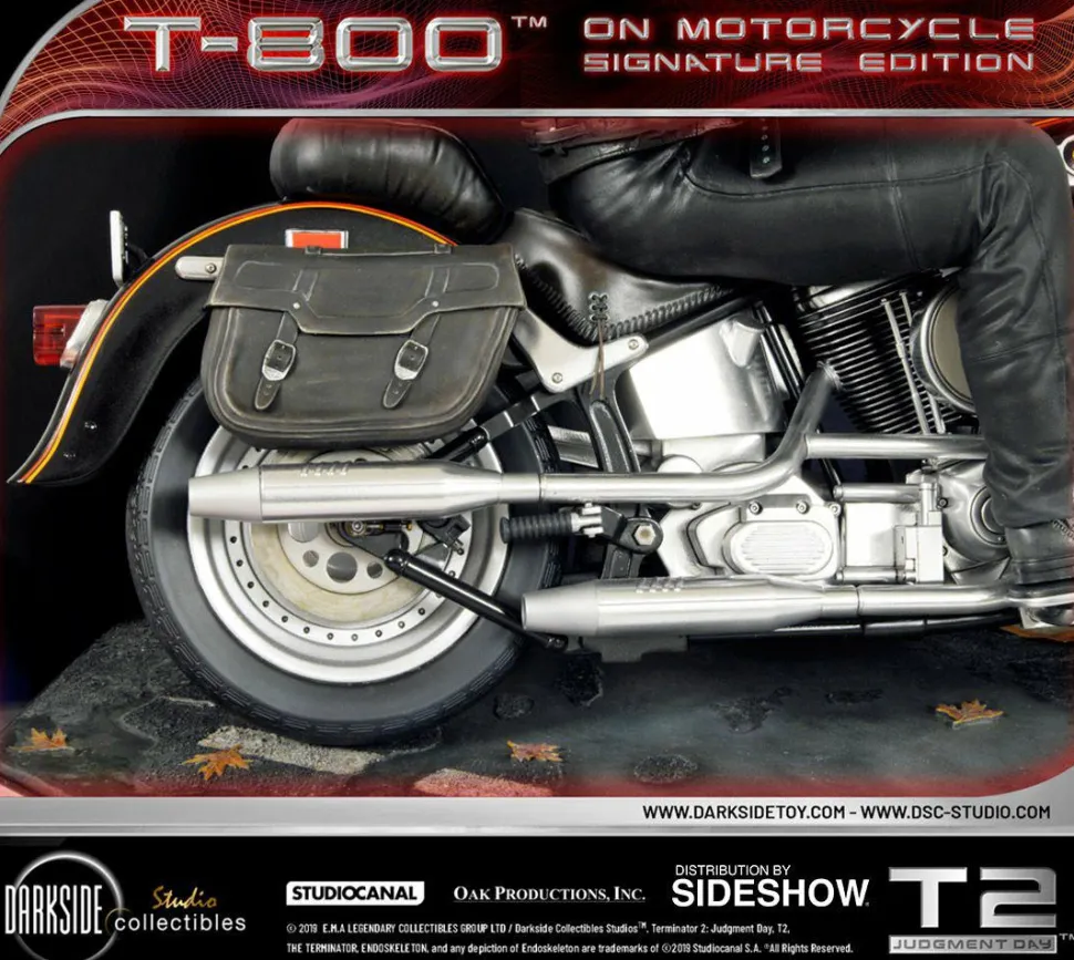 Terminator 2: Judgment Day - T-800 on Motorcycle 1/4 Scale Diorama Statue