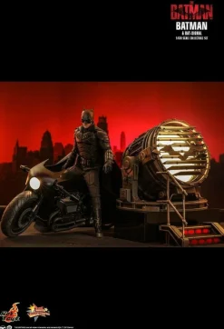The Batman (2022) - Batman & Bat-Signal 1/6th Scale Hot Toys Action Figure Set