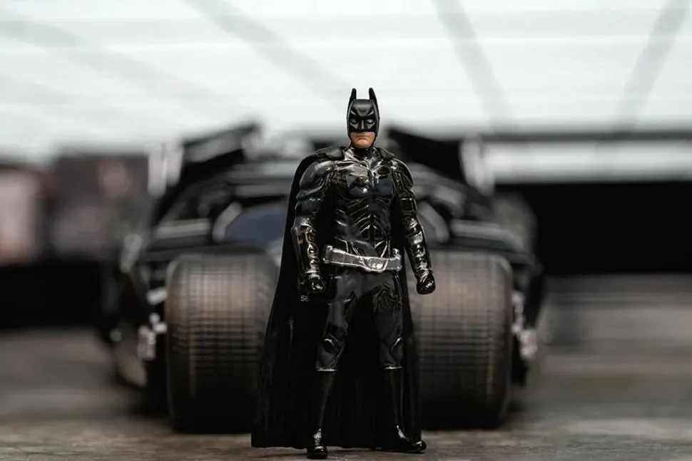 The Dark Knight (2008) - Batman & Tumbler Batmobile (Black Camo) 1/24th Scale Figure & Die-Cast Vehicle Replica Set (2023 SDCC Exclusive)