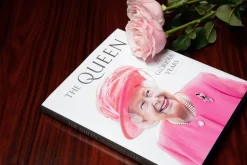 The Queen - 70 Glorious Years: The Offical Platinum Jubilee Souvenir Hardcover Book