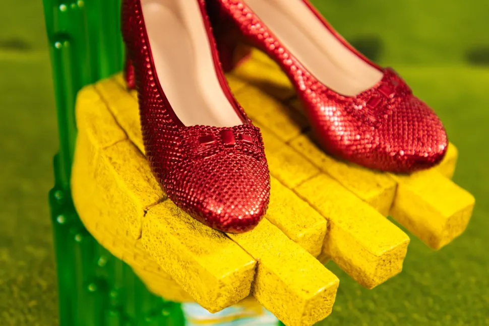 The Wizard of Oz (1939) - Ruby Slippers 1/2 Scale Replica with Light-up Statue Stand